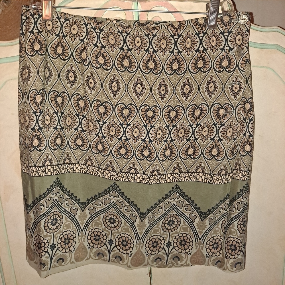 Abria Wrap Skirt. Multi colored & patterned. Good Condition  Size 6/8